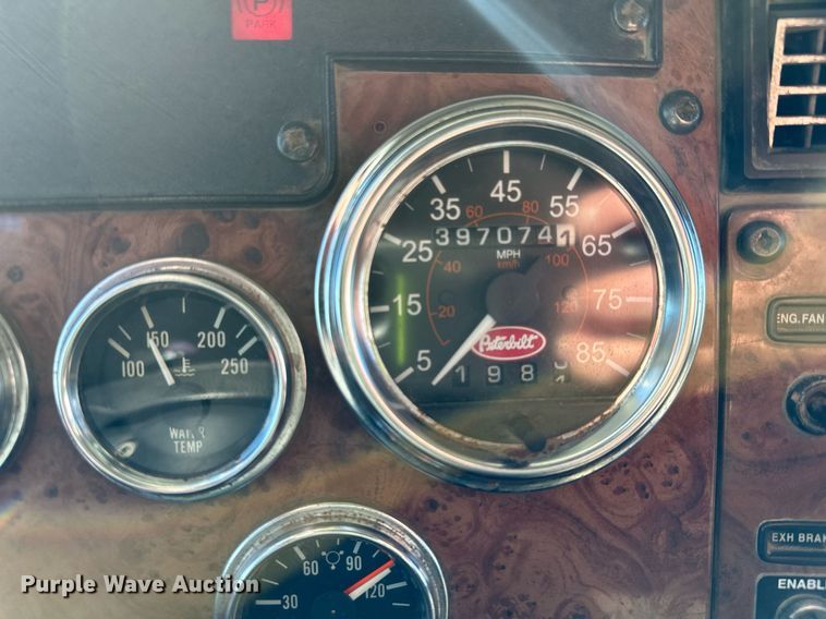 image for item MQ9435 2006 Peterbilt 335  dump truck