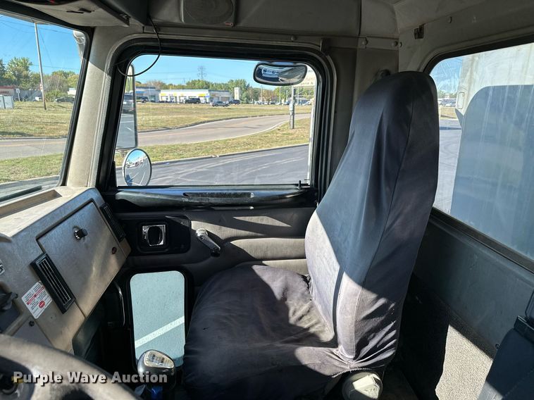 image for item MQ9435 2006 Peterbilt 335  dump truck