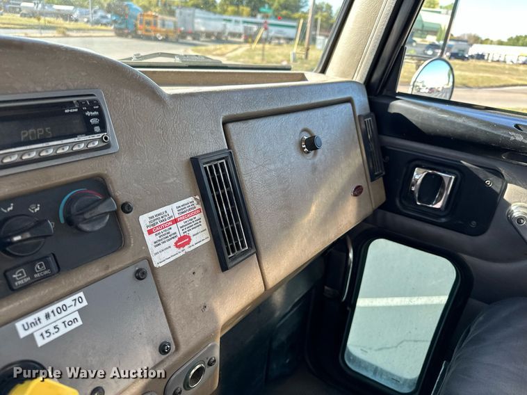 image for item MQ9435 2006 Peterbilt 335  dump truck