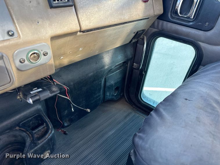 image for item MQ9435 2006 Peterbilt 335  dump truck