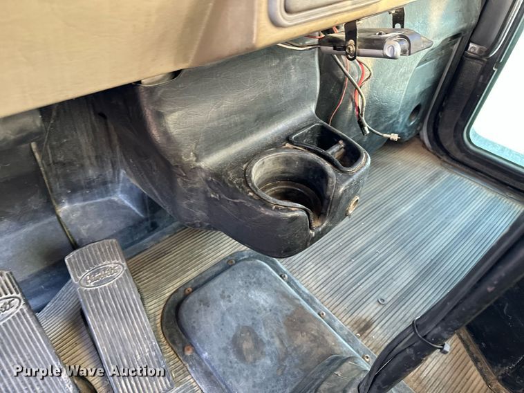 image for item MQ9435 2006 Peterbilt 335  dump truck