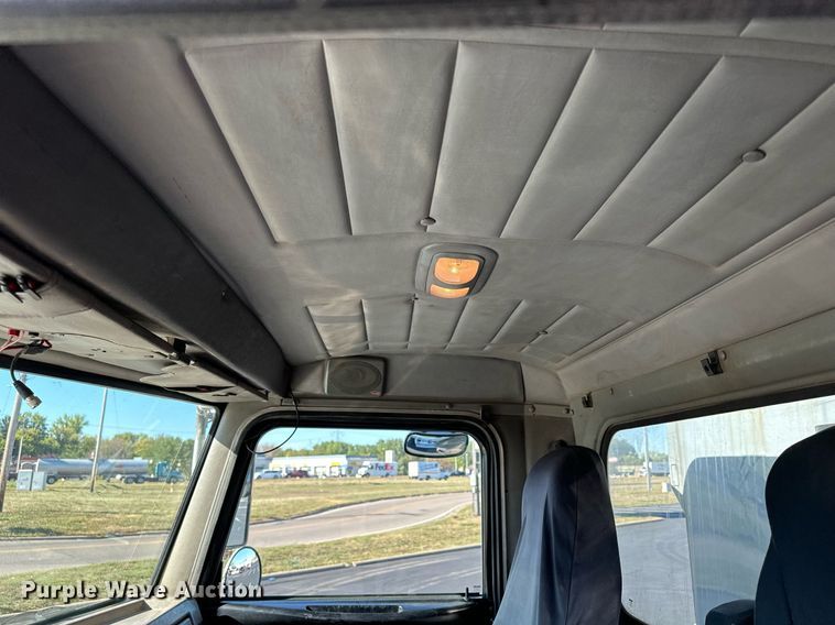 image for item MQ9435 2006 Peterbilt 335  dump truck