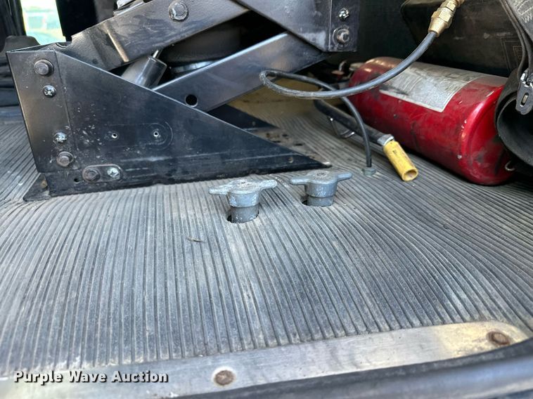 image for item MQ9435 2006 Peterbilt 335  dump truck