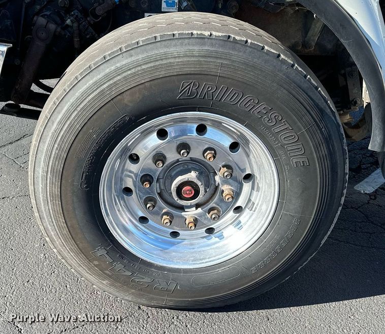 image for item MQ9435 2006 Peterbilt 335  dump truck