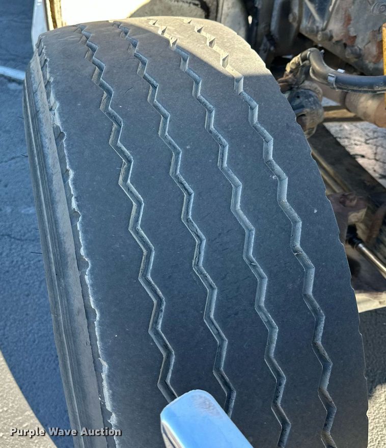 image for item MQ9435 2006 Peterbilt 335  dump truck