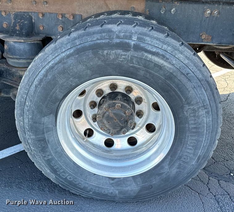 image for item MQ9435 2006 Peterbilt 335  dump truck