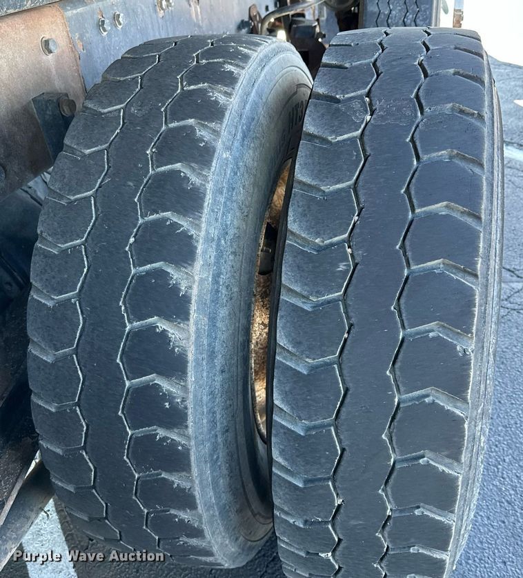 image for item MQ9435 2006 Peterbilt 335  dump truck