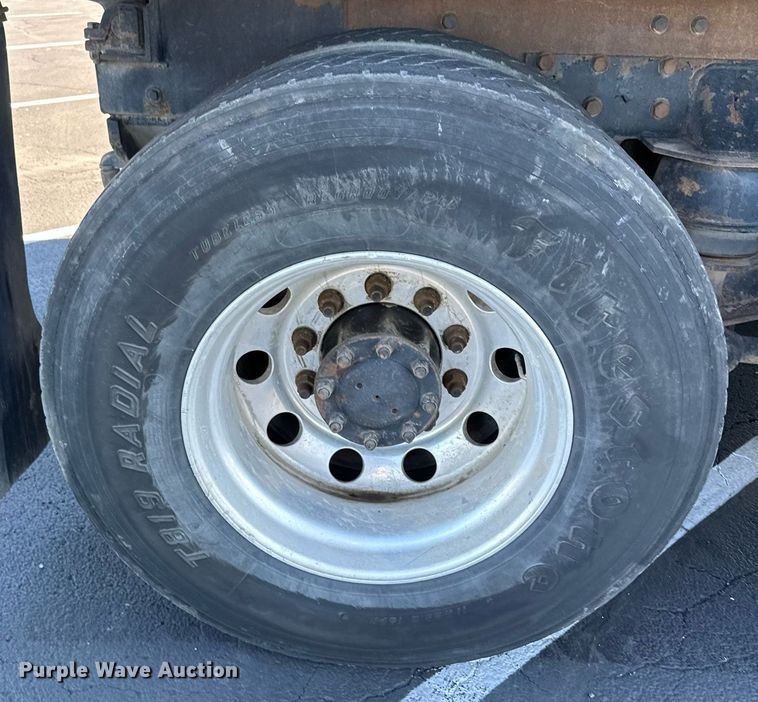 image for item MQ9435 2006 Peterbilt 335  dump truck