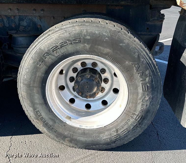 image for item MQ9435 2006 Peterbilt 335  dump truck