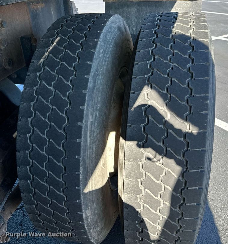 image for item MQ9435 2006 Peterbilt 335  dump truck