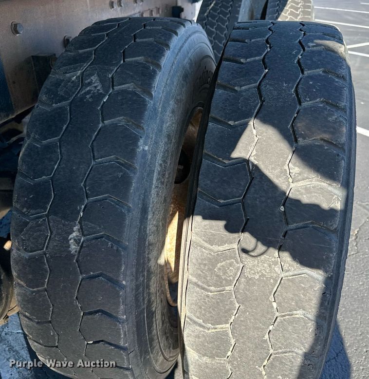 image for item MQ9435 2006 Peterbilt 335  dump truck