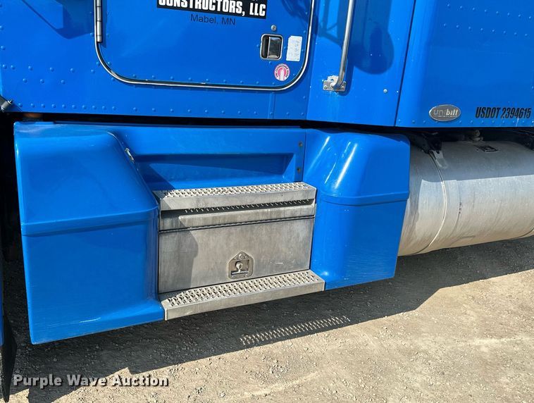 image for item MQ9460 1999 Peterbilt 377  semi truck