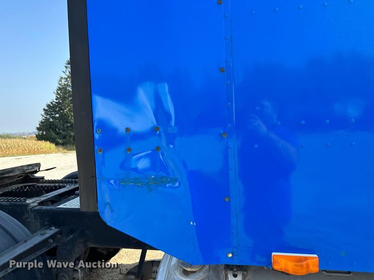 image for item MQ9460 1999 Peterbilt 377  semi truck