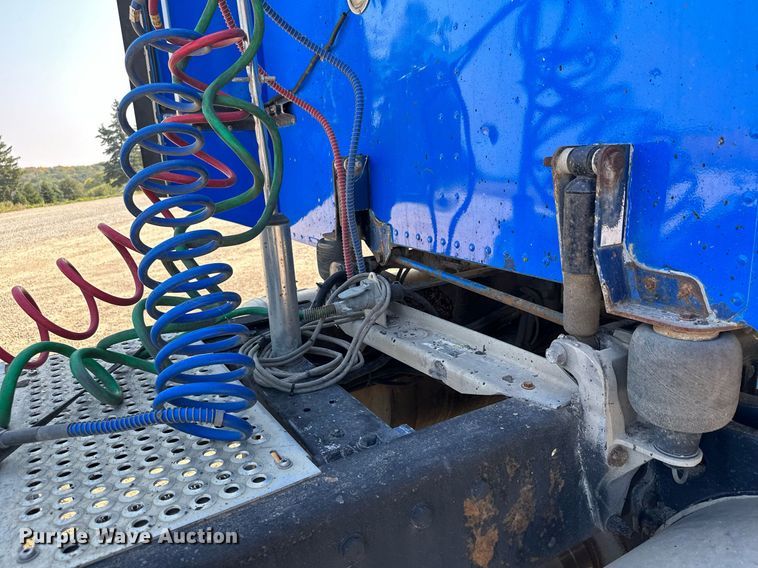 image for item MQ9460 1999 Peterbilt 377  semi truck