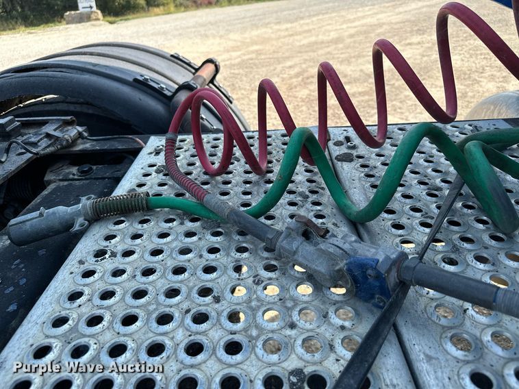 image for item MQ9460 1999 Peterbilt 377  semi truck