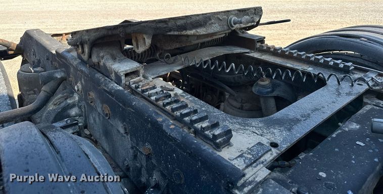 image for item MQ9460 1999 Peterbilt 377  semi truck