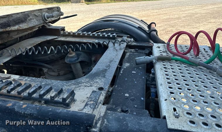 image for item MQ9460 1999 Peterbilt 377  semi truck