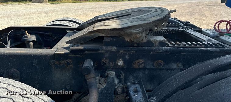 image for item MQ9460 1999 Peterbilt 377  semi truck