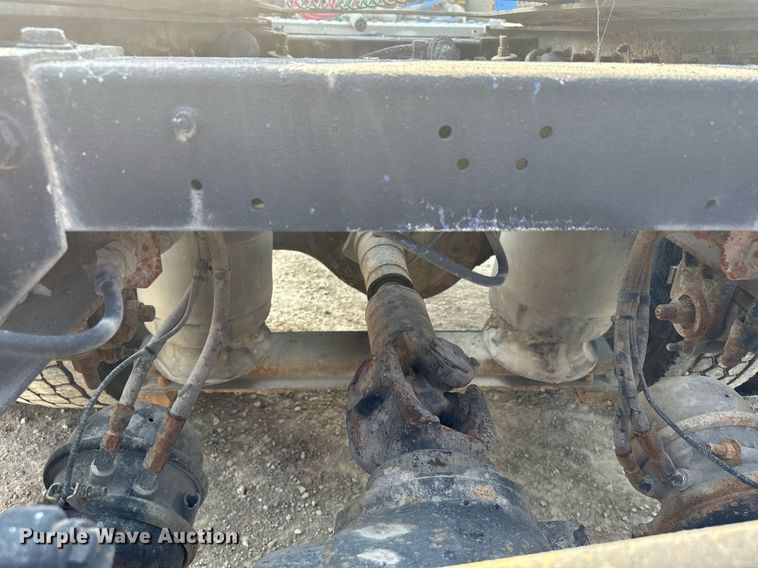 image for item MQ9460 1999 Peterbilt 377  semi truck