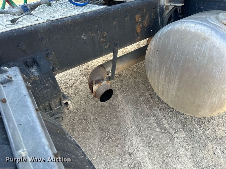 image for item MQ9460 1999 Peterbilt 377  semi truck