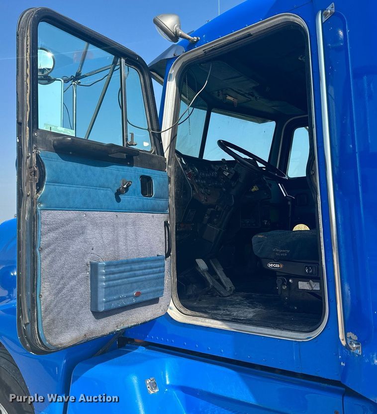 image for item MQ9460 1999 Peterbilt 377  semi truck