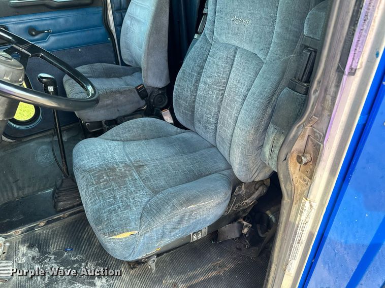 image for item MQ9460 1999 Peterbilt 377  semi truck