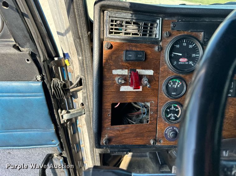 image for item MQ9460 1999 Peterbilt 377  semi truck