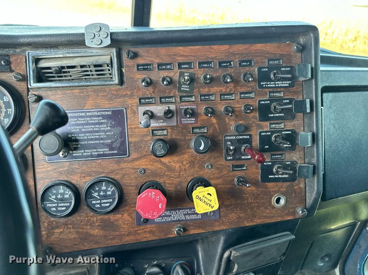 image for item MQ9460 1999 Peterbilt 377  semi truck