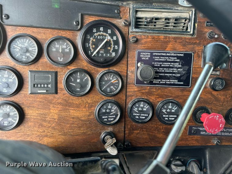 image for item MQ9460 1999 Peterbilt 377  semi truck