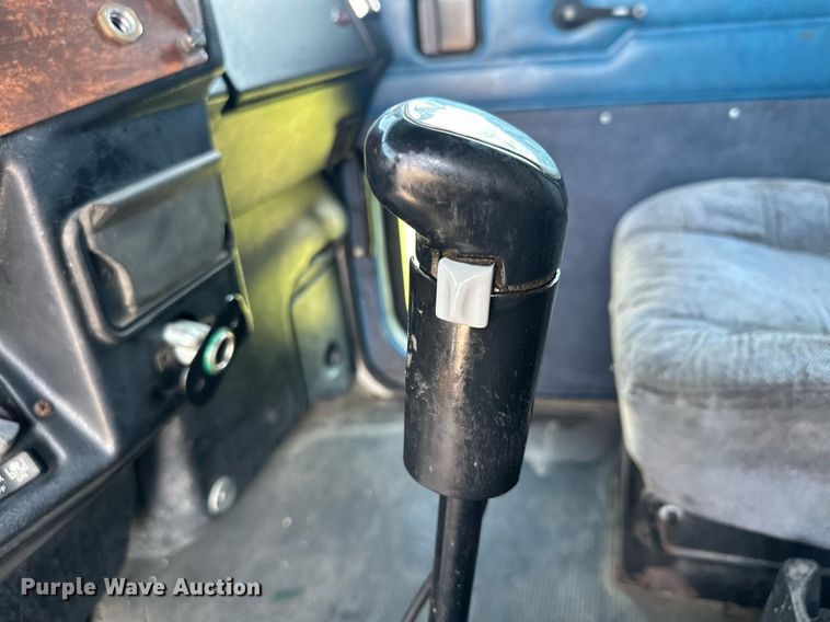 image for item MQ9460 1999 Peterbilt 377  semi truck