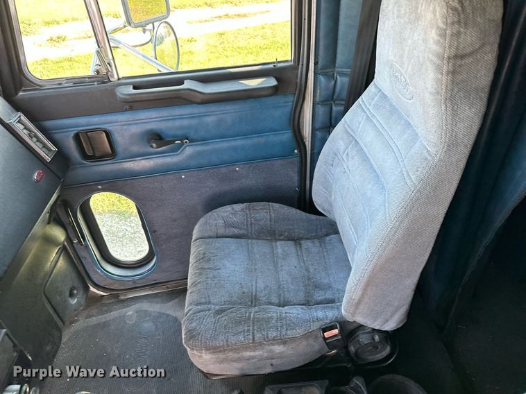 image for item MQ9460 1999 Peterbilt 377  semi truck