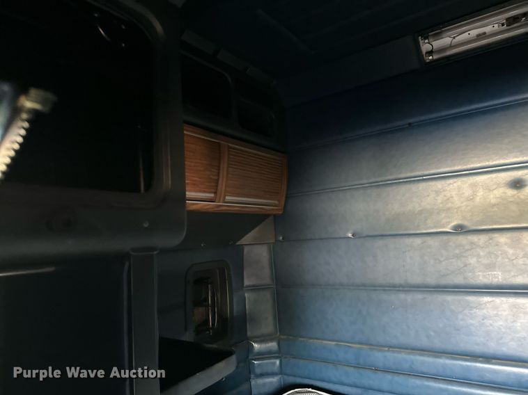 image for item MQ9460 1999 Peterbilt 377  semi truck