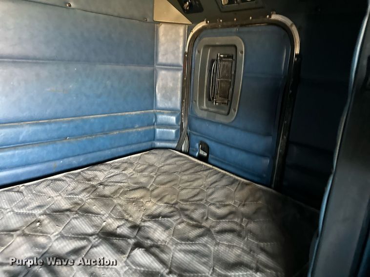 image for item MQ9460 1999 Peterbilt 377  semi truck