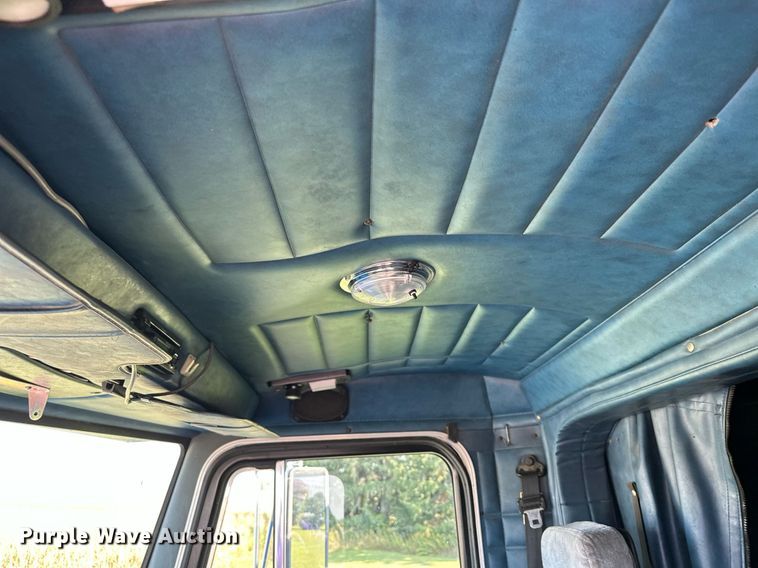 image for item MQ9460 1999 Peterbilt 377  semi truck