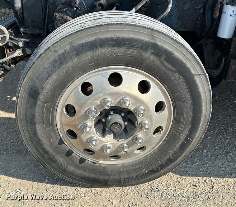 image for item MQ9460 1999 Peterbilt 377  semi truck