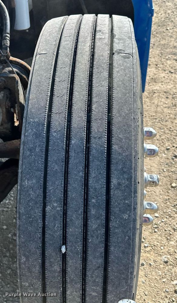 image for item MQ9460 1999 Peterbilt 377  semi truck