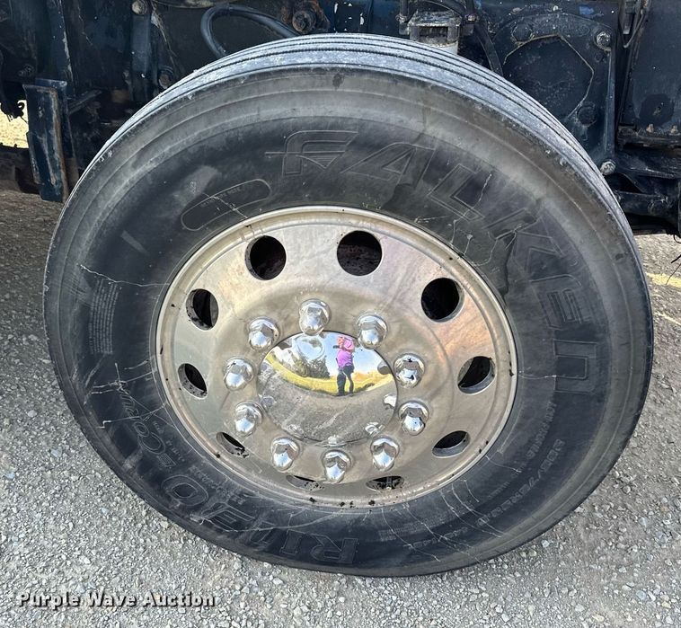 image for item MQ9460 1999 Peterbilt 377  semi truck