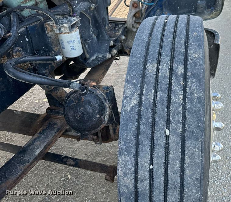 image for item MQ9460 1999 Peterbilt 377  semi truck