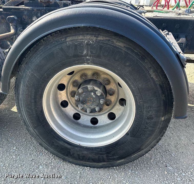 image for item MQ9460 1999 Peterbilt 377  semi truck