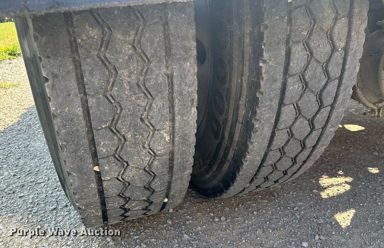 image for item MQ9460 1999 Peterbilt 377  semi truck