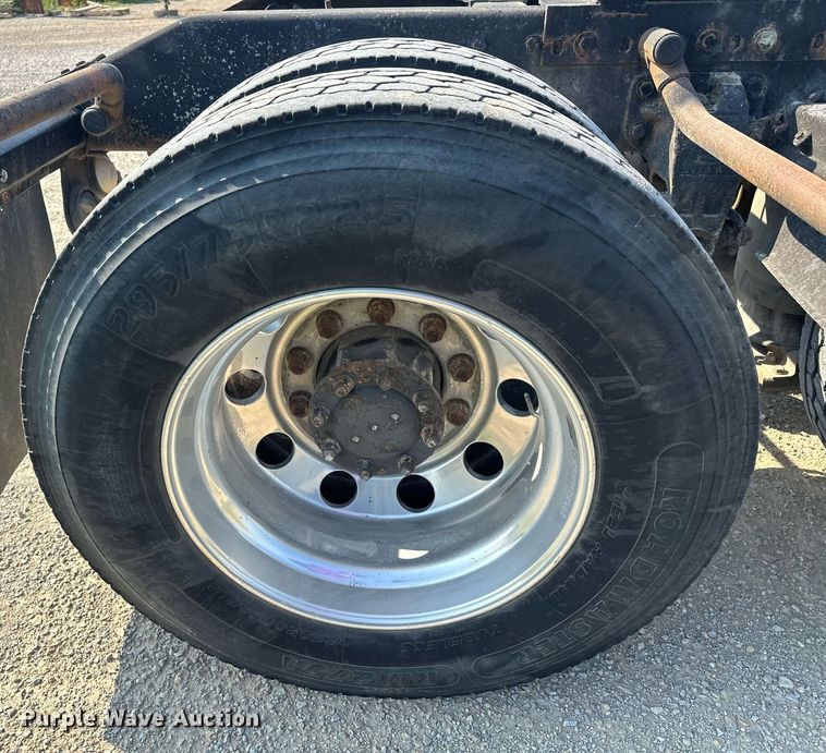 image for item MQ9460 1999 Peterbilt 377  semi truck