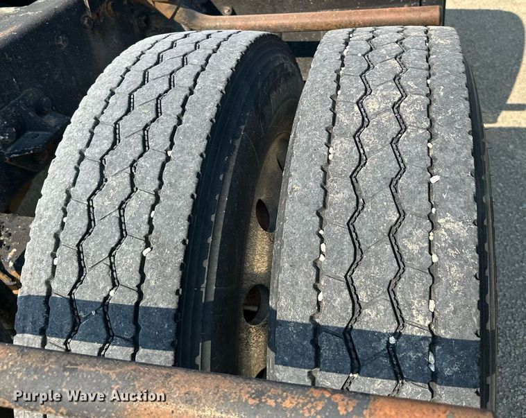 image for item MQ9460 1999 Peterbilt 377  semi truck