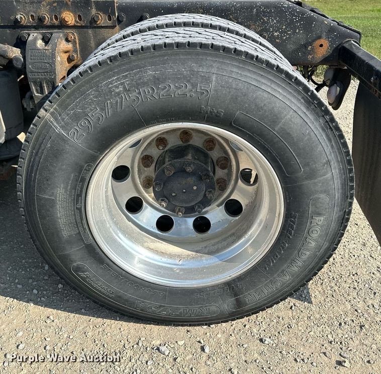 image for item MQ9460 1999 Peterbilt 377  semi truck