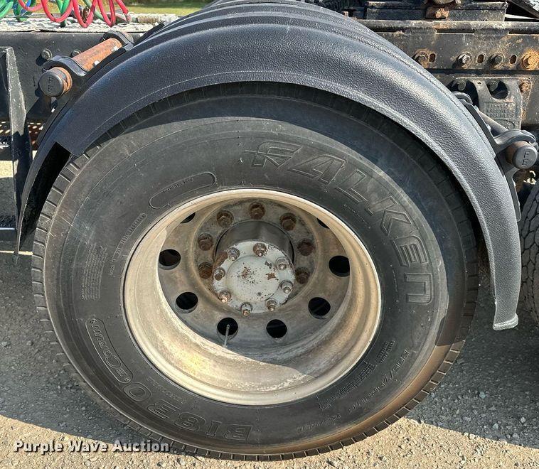 image for item MQ9460 1999 Peterbilt 377  semi truck