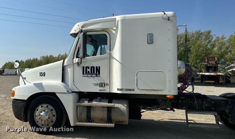 image for item MQ9461 2003 Freightliner Century Class S/T  semi truck