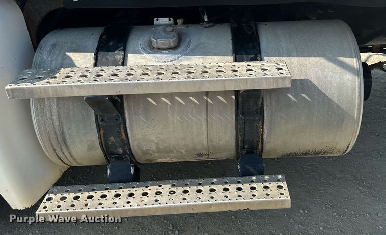 image for item MQ9461 2003 Freightliner Century Class S/T  semi truck