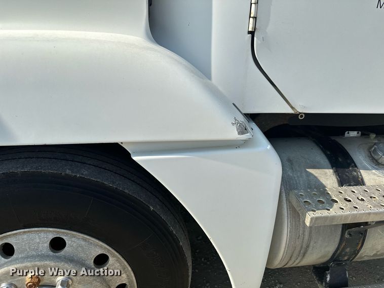 image for item MQ9461 2003 Freightliner Century Class S/T  semi truck