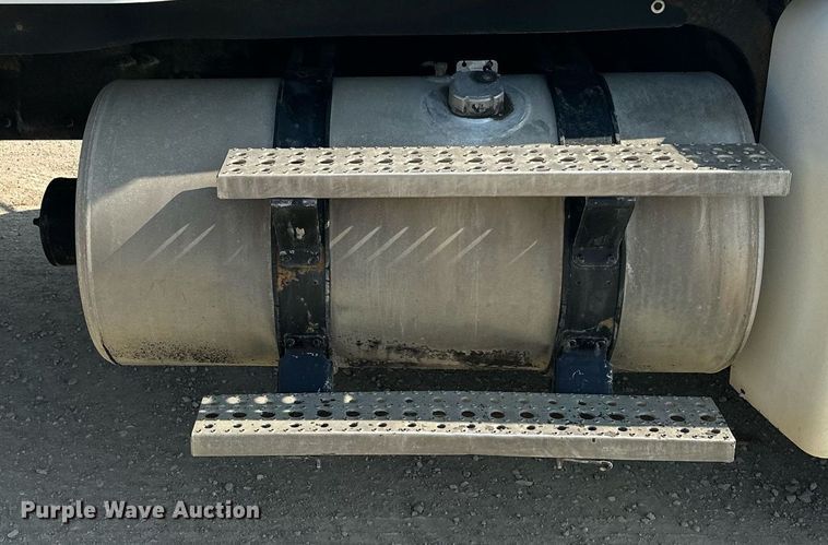 image for item MQ9461 2003 Freightliner Century Class S/T  semi truck