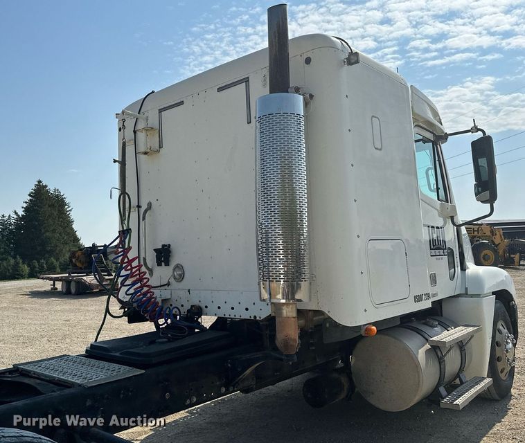 image for item MQ9461 2003 Freightliner Century Class S/T  semi truck