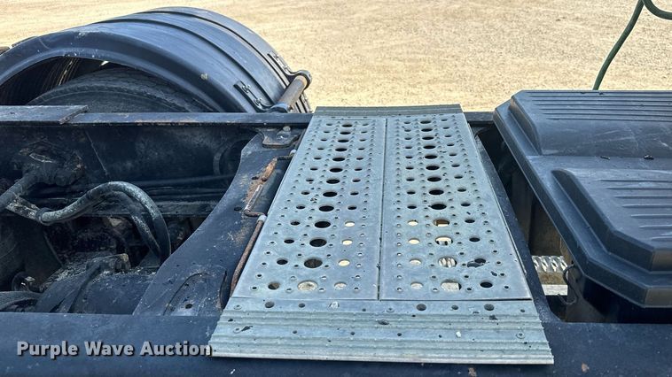 image for item MQ9461 2003 Freightliner Century Class S/T  semi truck